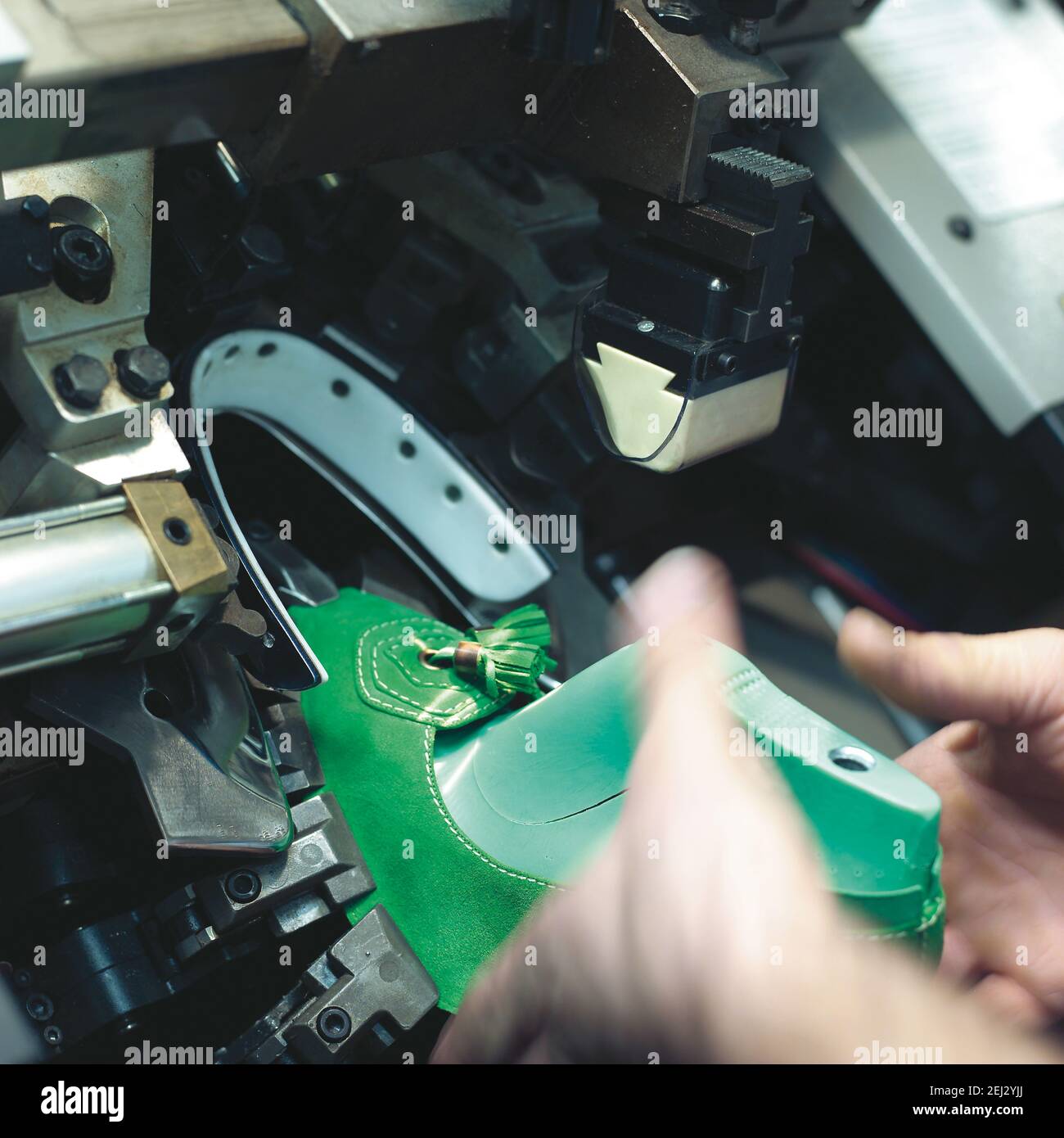 Shoe Processing How to build a shoe. Artisan processing phase for the construction of ...