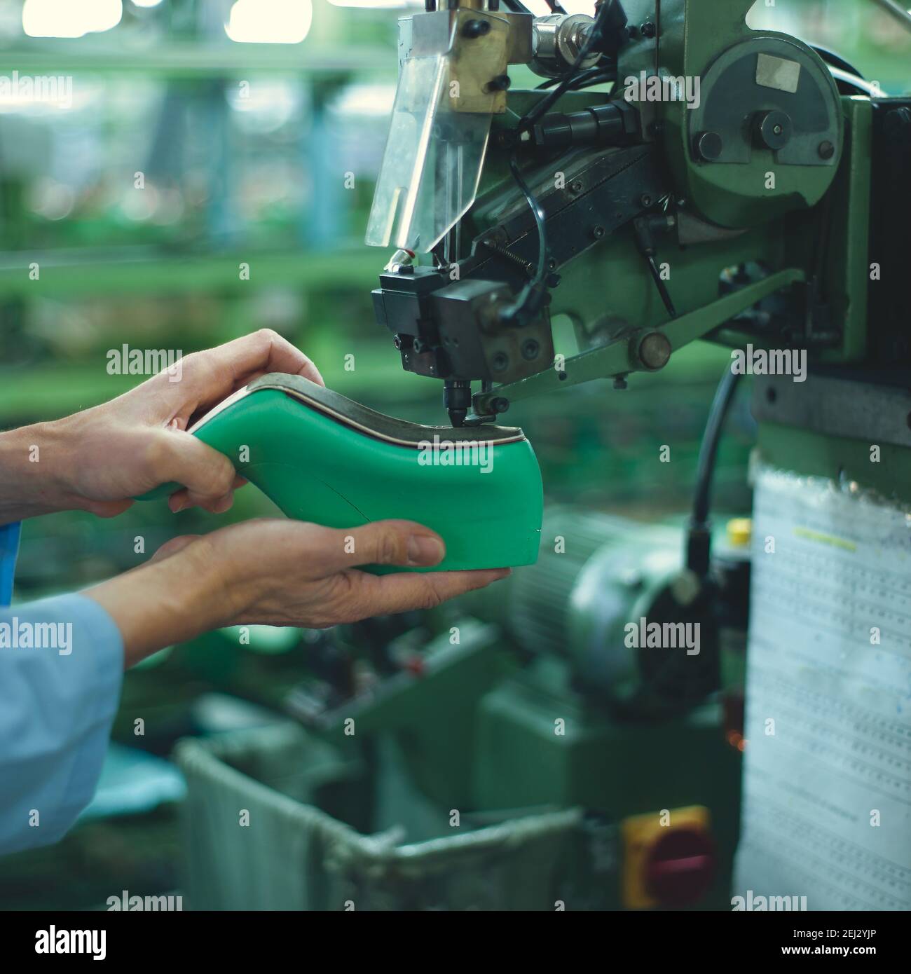 Shoe Processing How to build a shoe. Artisan processing phase for the construction of ...