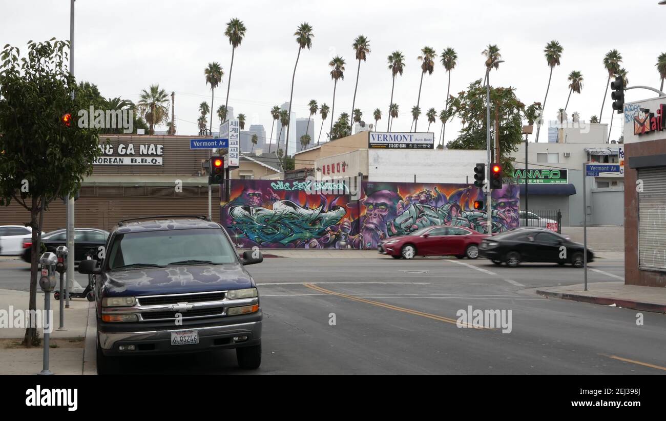 Los Angeles, California, Usa - 27 Oct 2019: Urban Skyline And Palms. La 