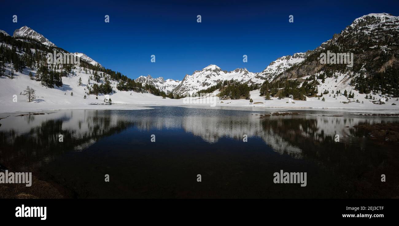 Winter views of Ibon d'Estan lake and Plan d'Estan prairie in Benasque Valley (Aragon, Spain, Pyrenees) Stock Photo