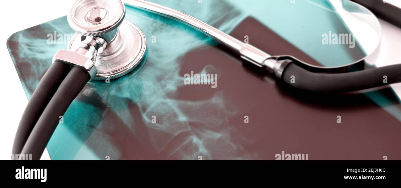 Röntgenbild Wirbelsäule mit Stethoskop Banner Stock Photo