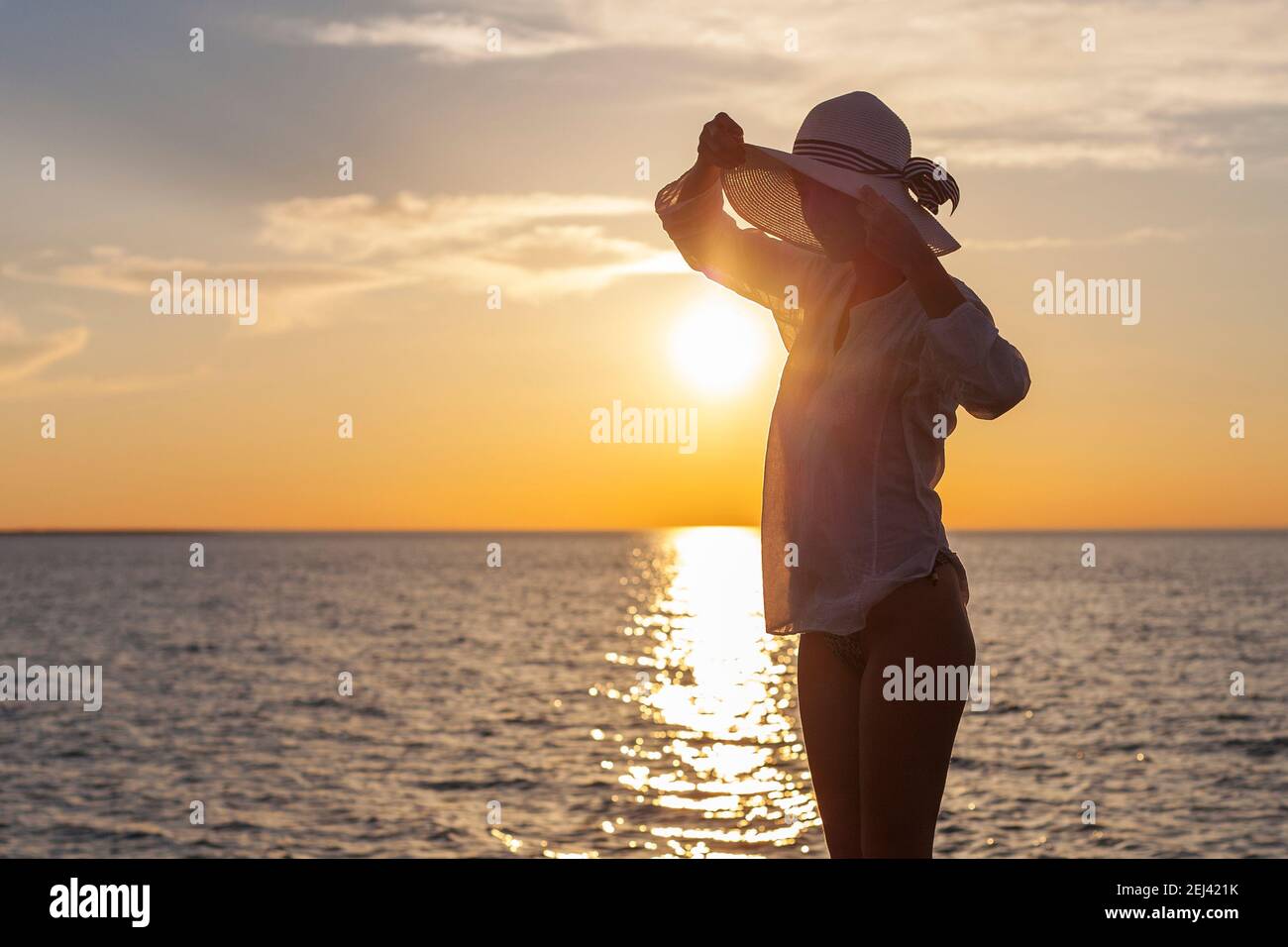 Woman beach sunset silhouette hi-res stock photography and images - Alamy