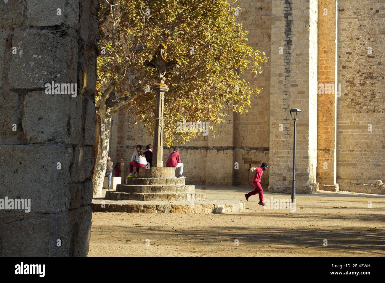 Chicos juegan en la corte de la Iglesia de Sant Cugat del Valles.  El parque se divide entre nueves poblaciones, una es la de Sant Cugat del Valles. U Stock Photo