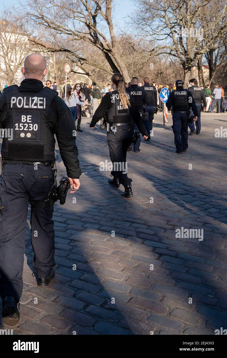 Berlin Germany 21st Feb 21 At The Admiralsbrucke On The Landwehrkanal In Kreuzberg Police Officers Ask People To Wear A Mask Or Leave Credit Christophe Gateau Dpa Alamy Live News Stock Photo Alamy
