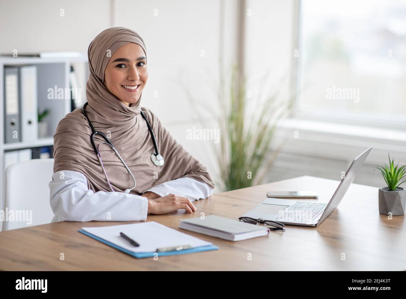 Muslim female doctor sitting hi-res stock photography and images - Alamy