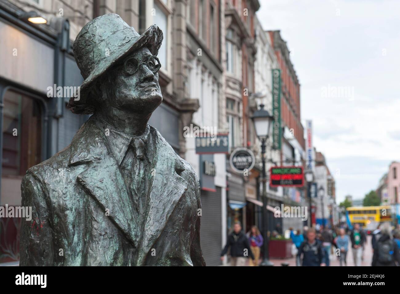 James joyce bronze statue hi-res stock photography and images - Alamy