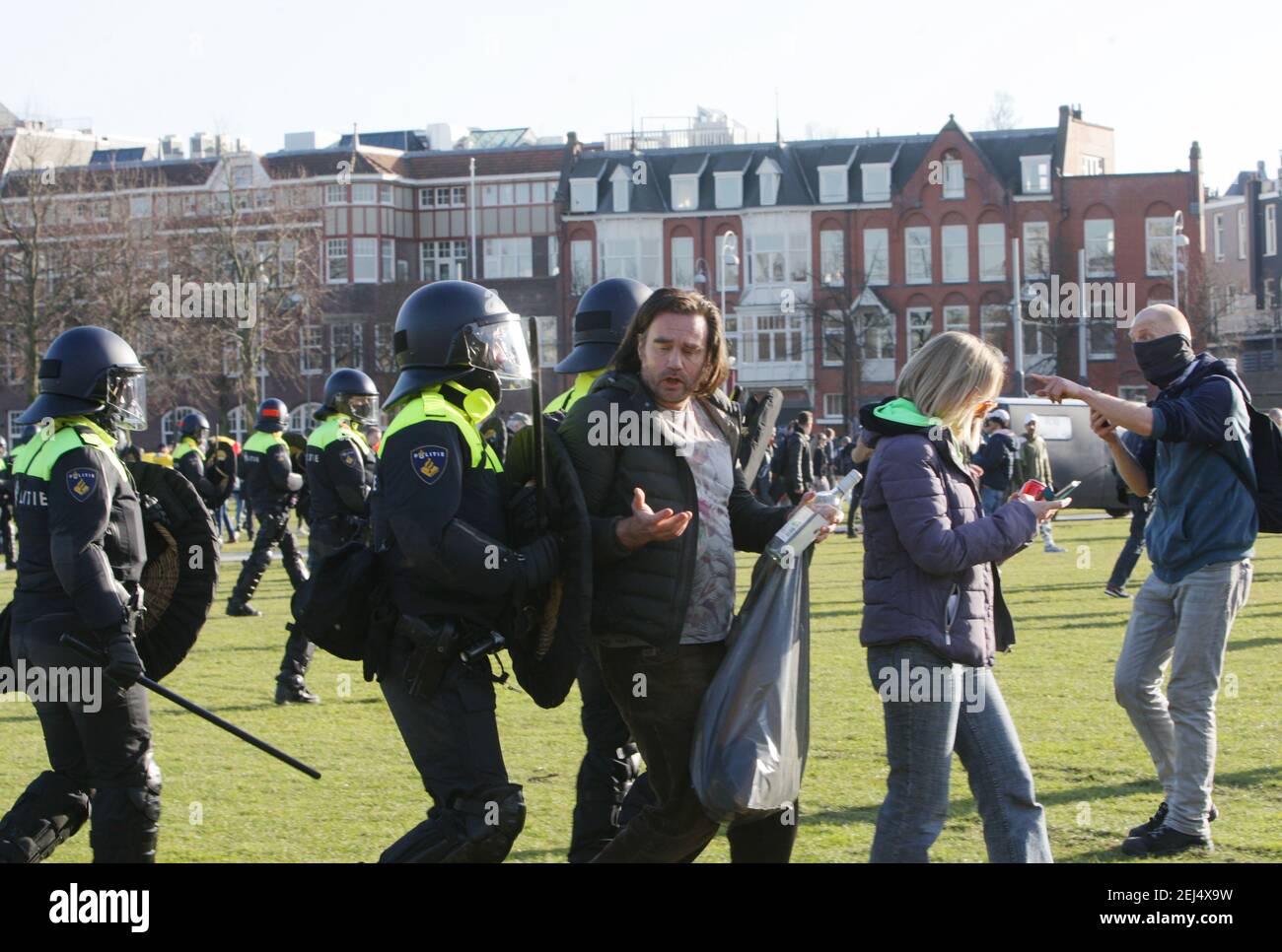 Dutch anti-riot police officers disperse anti-lockdown protesters ...