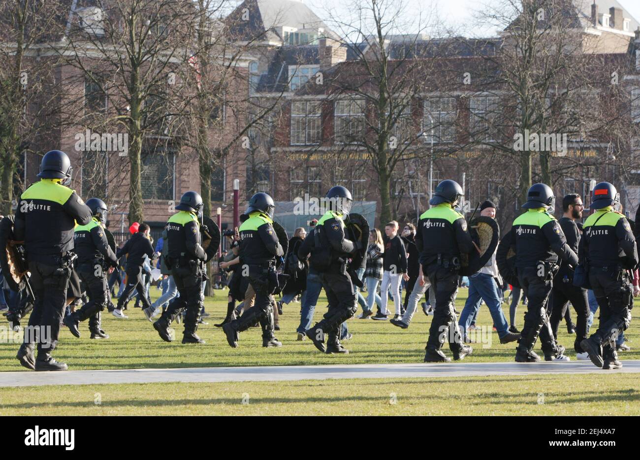Dutch anti-riot police officers disperse anti-lockdown protesters ...