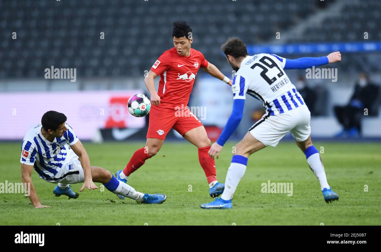 Berlin, Germany. 21st Feb, 2021. Football: Bundesliga, Hertha BSC - RB  Leipzig, Matchday 22 at the Olympiastadion. Berlin's Sami Khedira (l) and  Lucas Tousart fight for the ball with Leipzig's Hwang Hee-chan.