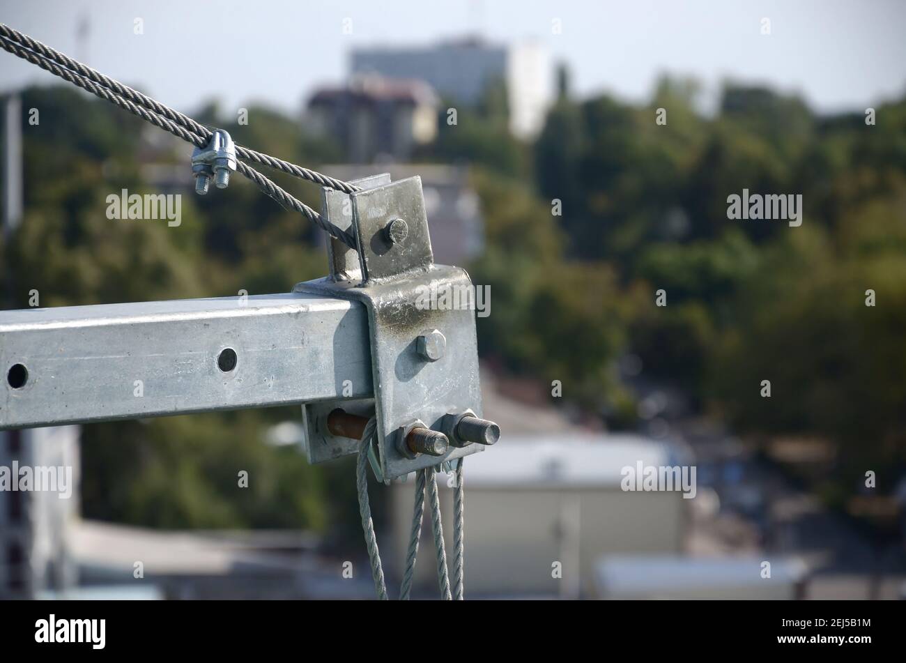 Rope lockers in ending of front beam of suspended wire rope platform