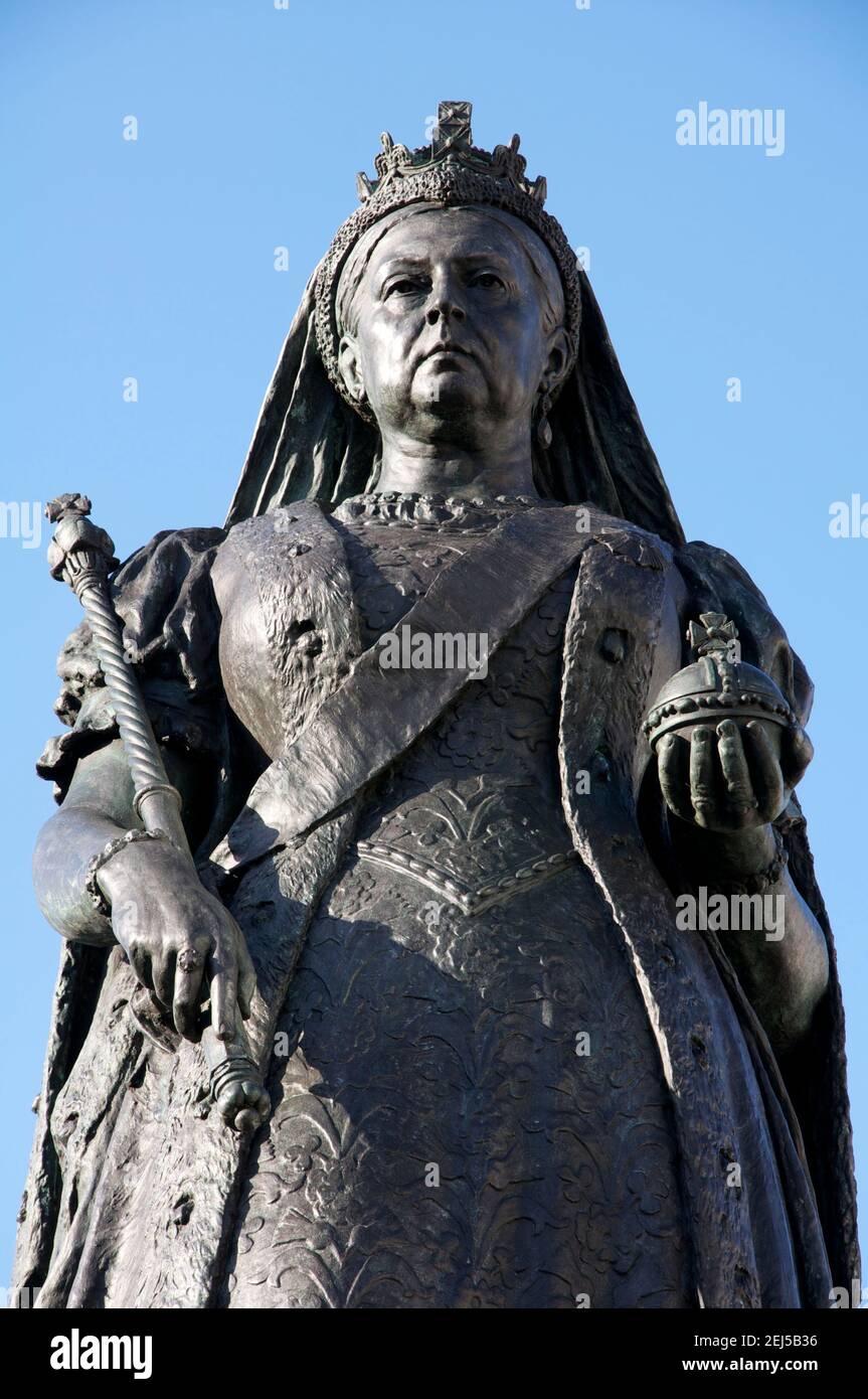 Bronze statue of Queen Victoria created by the sculptor Blackall
