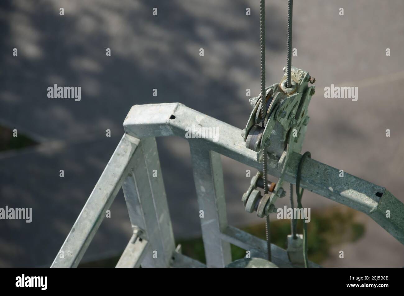 Safety lock as part of suspended wire rope platform for facade works on ...