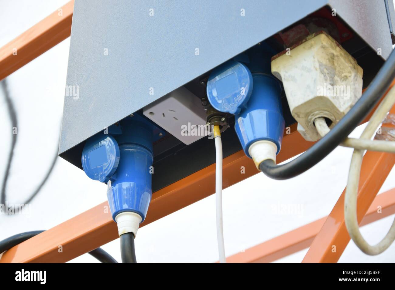 Electrical control system of suspended wire rope platform for facade