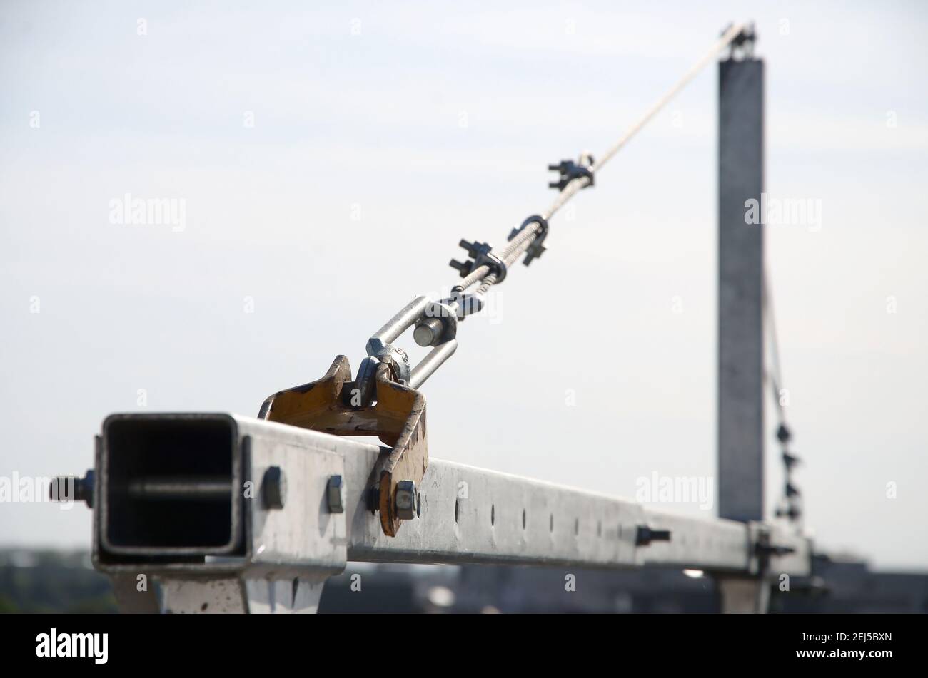 Rope lockers in rear beam of suspended wire rope platform for facade ...