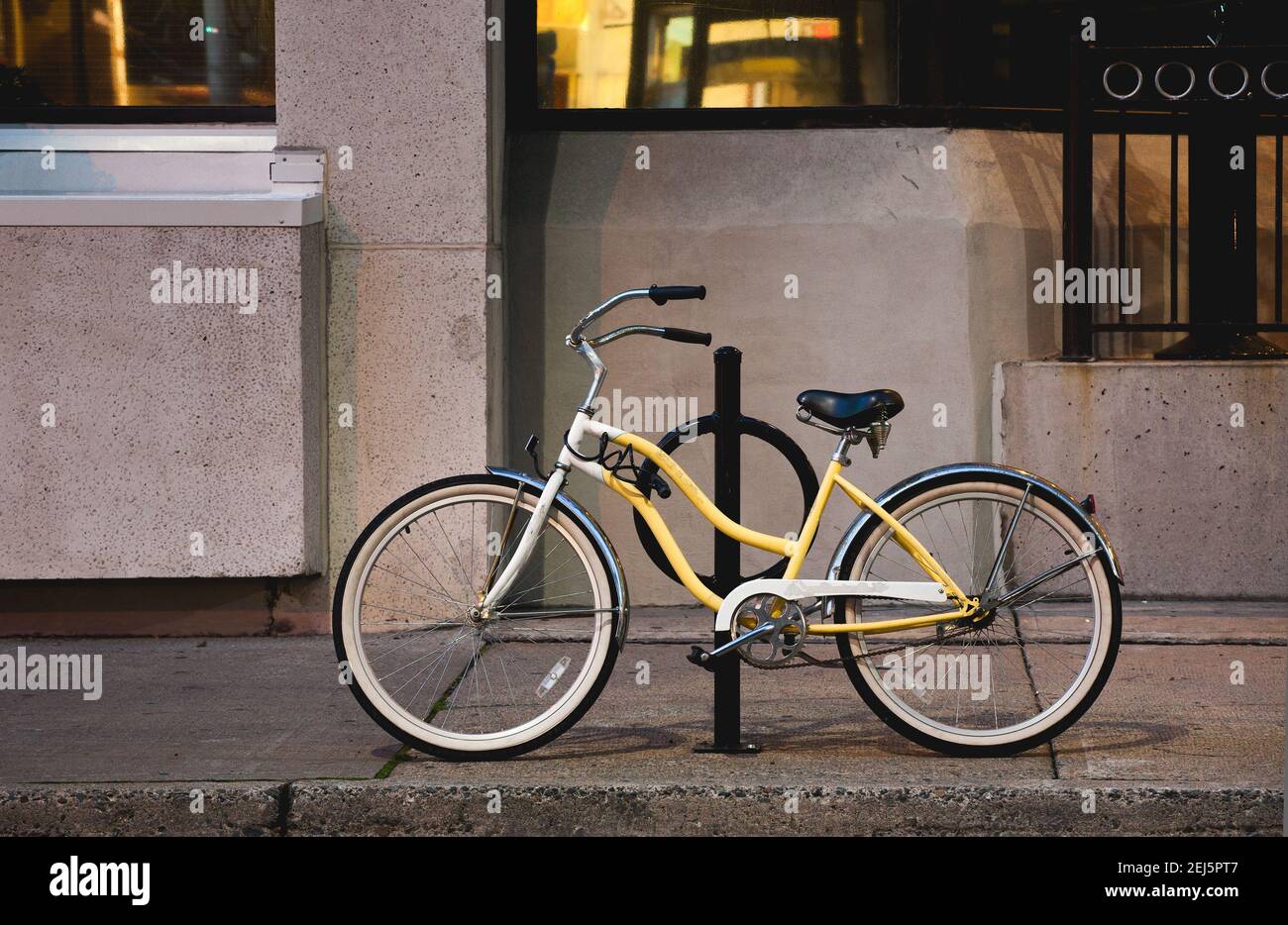 Night bicycle hi-res stock photography and images - Alamy