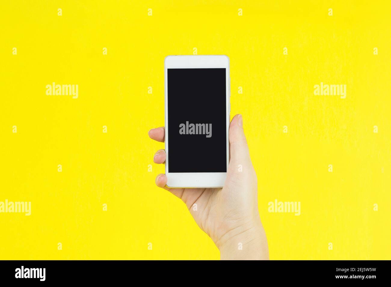 Hand holding the white smartphone with blank screen Stock Photo - Alamy