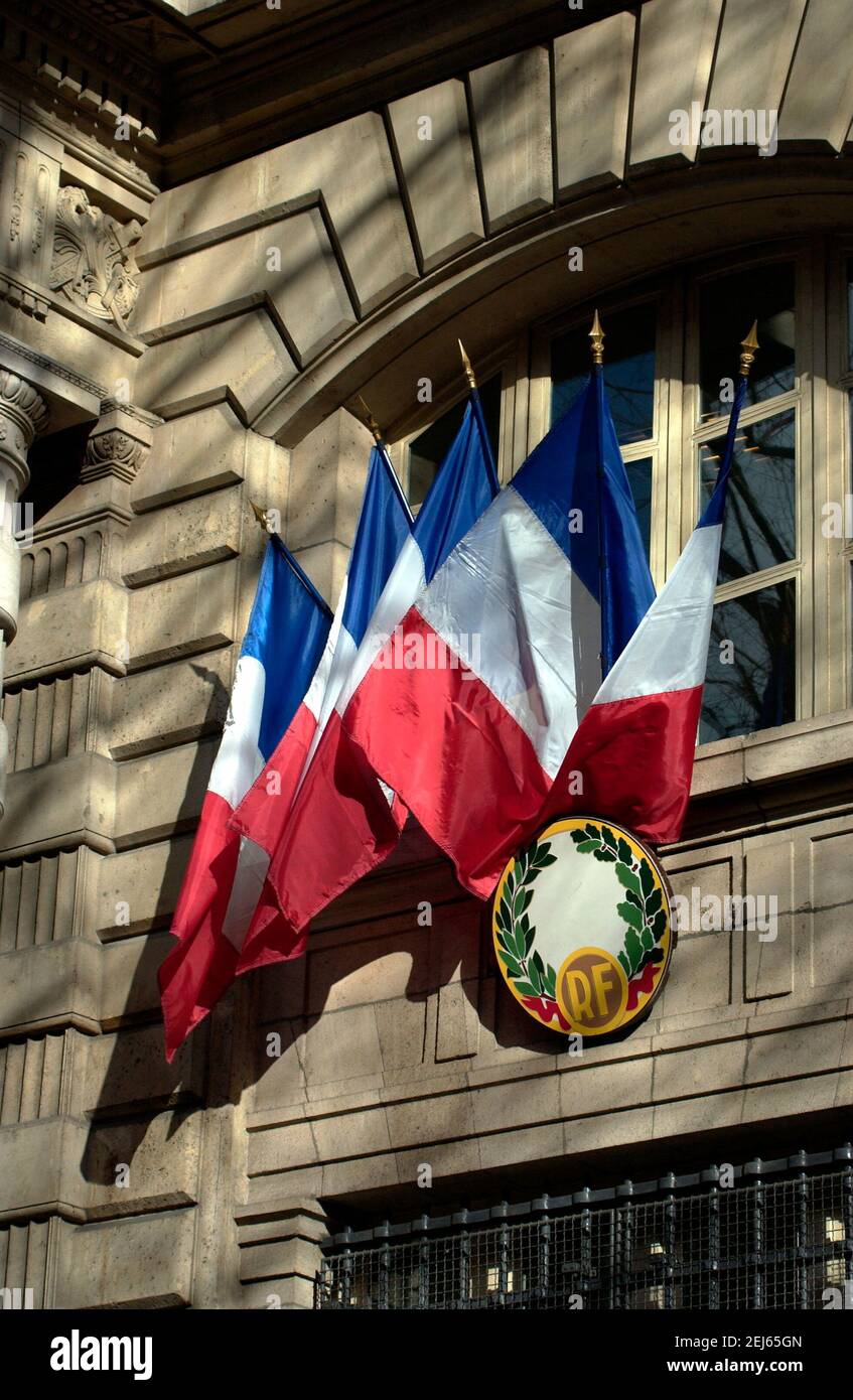 AJAXNETPHOTO. PARIS, FRANCE. - FRENCH TRICOLOR - NATIONAL FLAG OF REPUBLIC OF FRANCE DECORATING FACADE OF THE HOTEL DE VILLE DE PARIS. PHOTO:JONATHAN EASTLAND/AJAX REF: D629003 822 Stock Photo