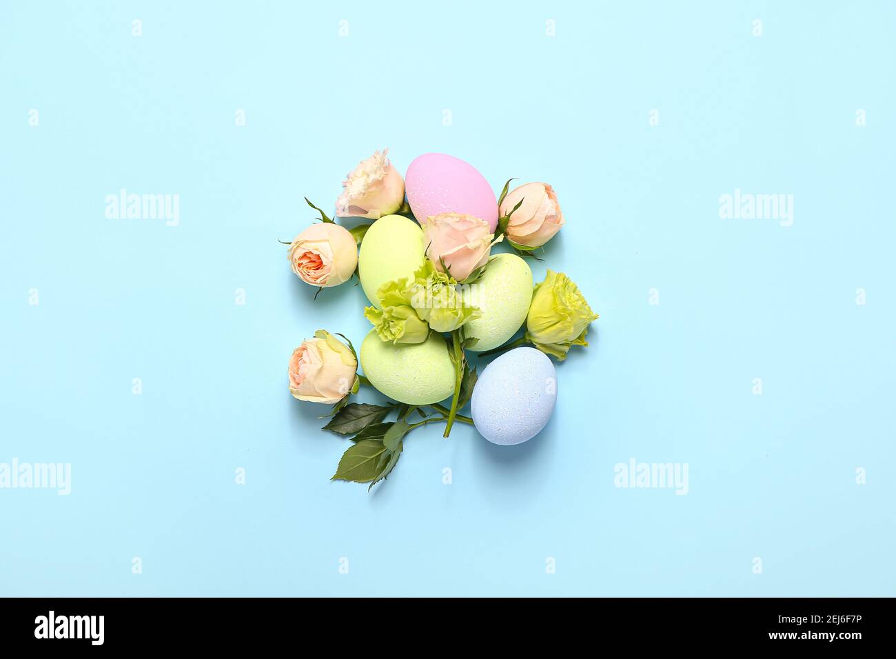 Beautiful Easter composition with eggs and spring flowers on color ...