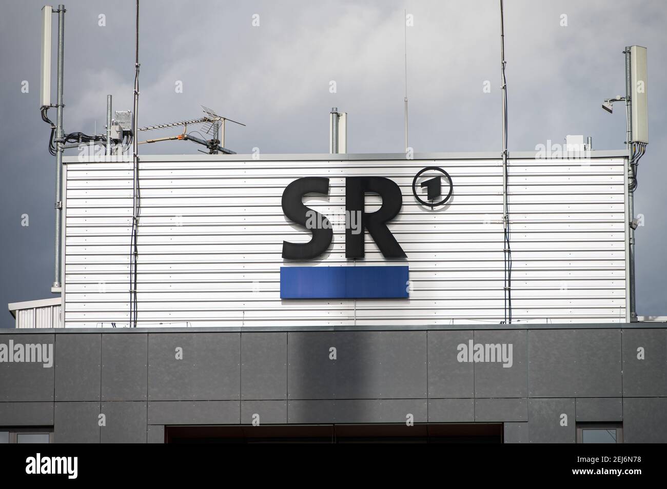 19 February 2021, Saarland, Saarbrücken: The SR logo on the radio building  of Saarländischer Rundfunk (SR). On 22.02.2021 the Broadcasting Council  meets in Saarbrücken to elect a new Director-General. Photo: Oliver  Dietze/dpa