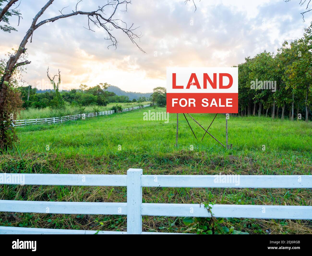 Land for sale sign hires stock photography and images Alamy