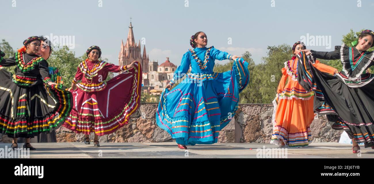 Girls in traditional Mexican costumes dance in San Miguel de Allende, Guanajuato, Mexico Stock Photo