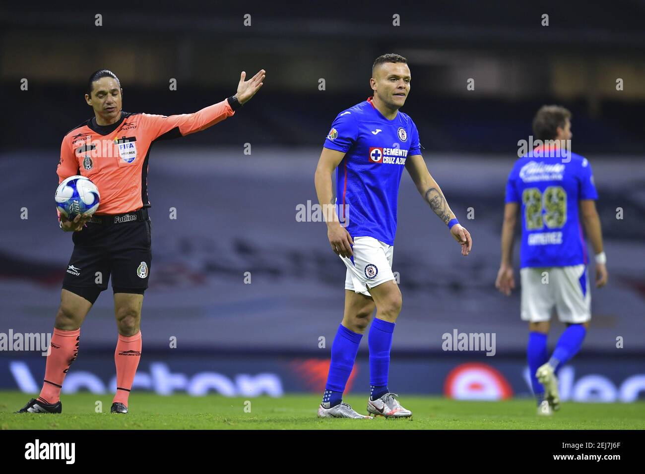 firo: 20.02.2021 Football, Season Mexico, Mexico 1st League Cruz Azul - Toluca 3: 2 Curious, Joke, Humor The referee unintentionally prevents a goal from No. 21 Jonathan Rodriguez, right referee (LR) Oscar Macias referee and Jonathan Rodriguez of Cruz Azul during the game Cruz Azul vs Toluca, corresponding to the Seventh round match of the goalneo Guard1anes Clausura 2021 of the Liga BBVA MX, at Azteca Stadium, on February 20, 2021. | usage worldwide Stock Photo