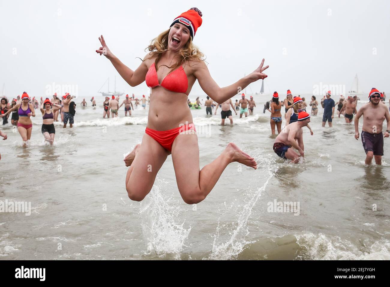 SCHEVENINGEN, 01012020 ,Strand Scheveningen Dutchnews, Nieuwjaarsduik