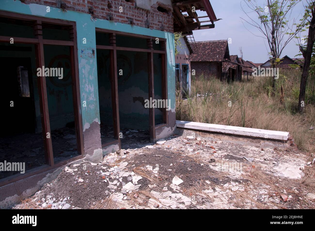 Abandoned house following flooding by mud lake environmental disaster which developed after drilling incident, Porong Sidoarjo, near Surabaya, East Ja Stock Photo