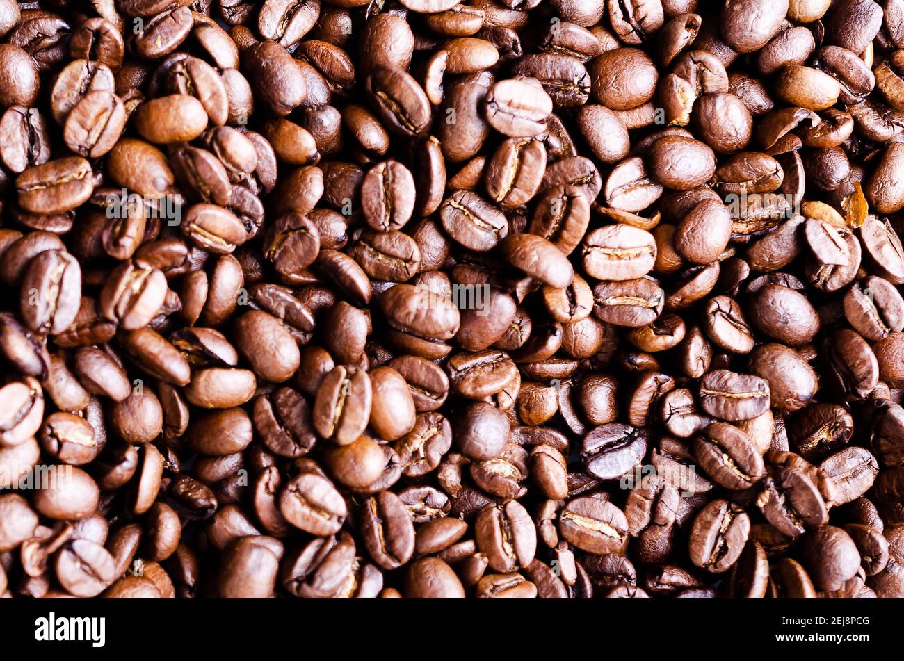 Roasted coffee beans background. Top view Stock Photo - Alamy