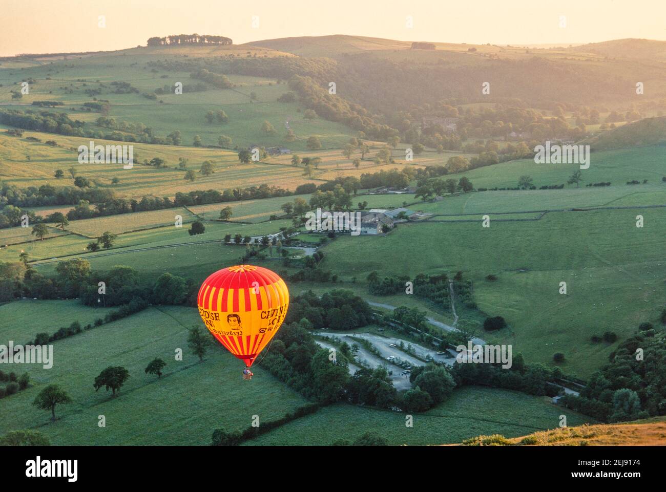 Ordelijk heerser excelleren 1989 Dovedale Derbyshire - Hot Air Balloon flying over the hills of Derbyshire Peak District at Dovedale. Picture tken from the top of Thorpe Cloud Dovedale Derbyshire Peak District National Park Derbyshire Ordelijk heerser excelleren 1989 Dovedale Derbyshire - Hot Air Balloon flying over the hills of Derbyshire Peak District at Dovedale. Picture tken from the top of Thorpe Cloud Dovedale Derbyshire Peak District National Park Derbyshire