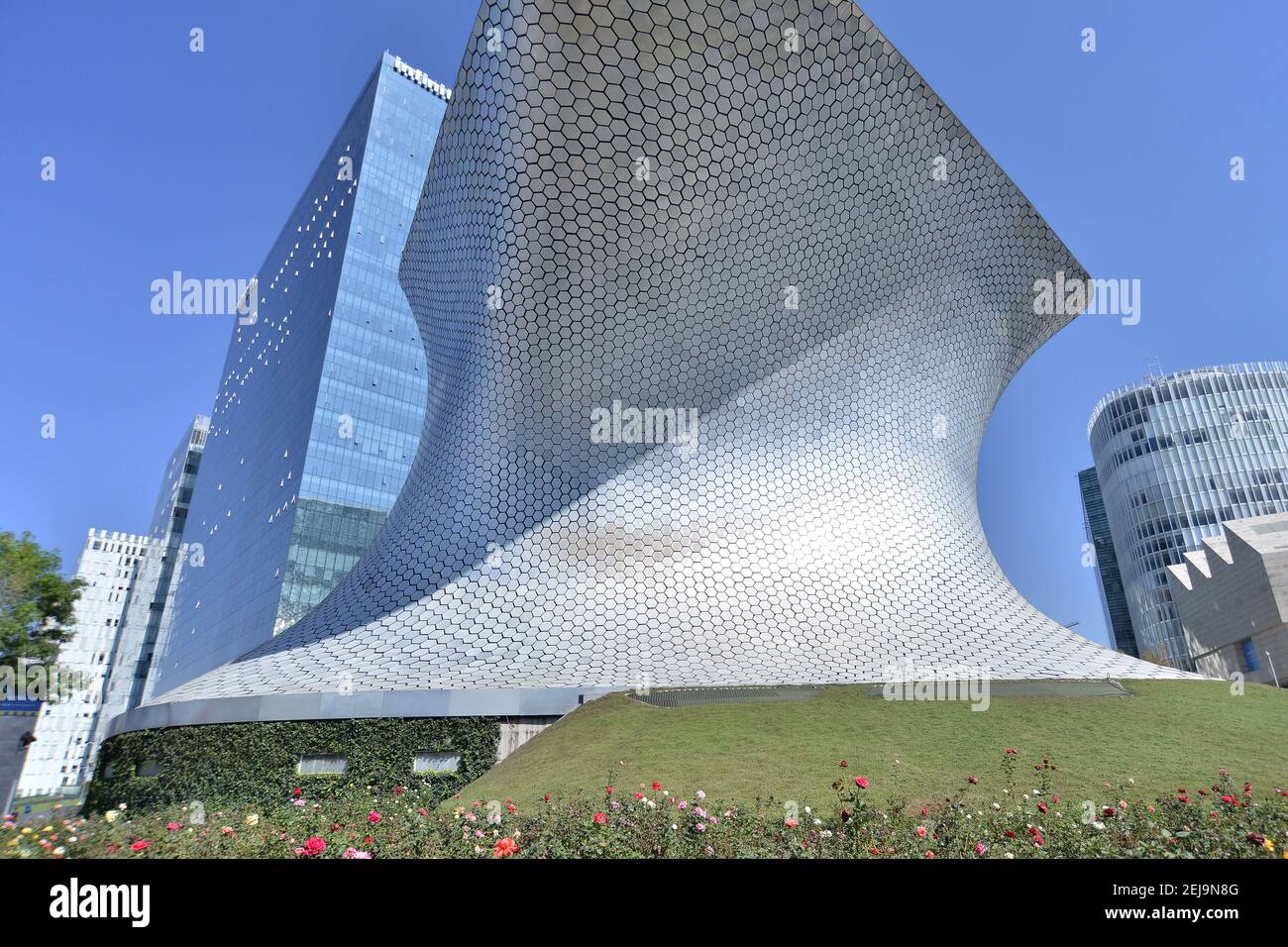 MEXICO CITY, MEXICO - JANUARY 10: General view of the Soumaya Museum building on January 10, 2020 in Mexico City, Mexico. The Soumaya Museum is a cultural institution united in 1994 designed by Mexican architect Fernando Romero. His main task is to share the Carlos Slim Foundation collection, which offers more than 3 centuries of American and European art. The name of the museum honors the memory of Soumaya Domit, wife of the businessman and founder of the museum, Carlos Slim Helu. (Photo by Eyepix/Sipa USA) Stock Photo