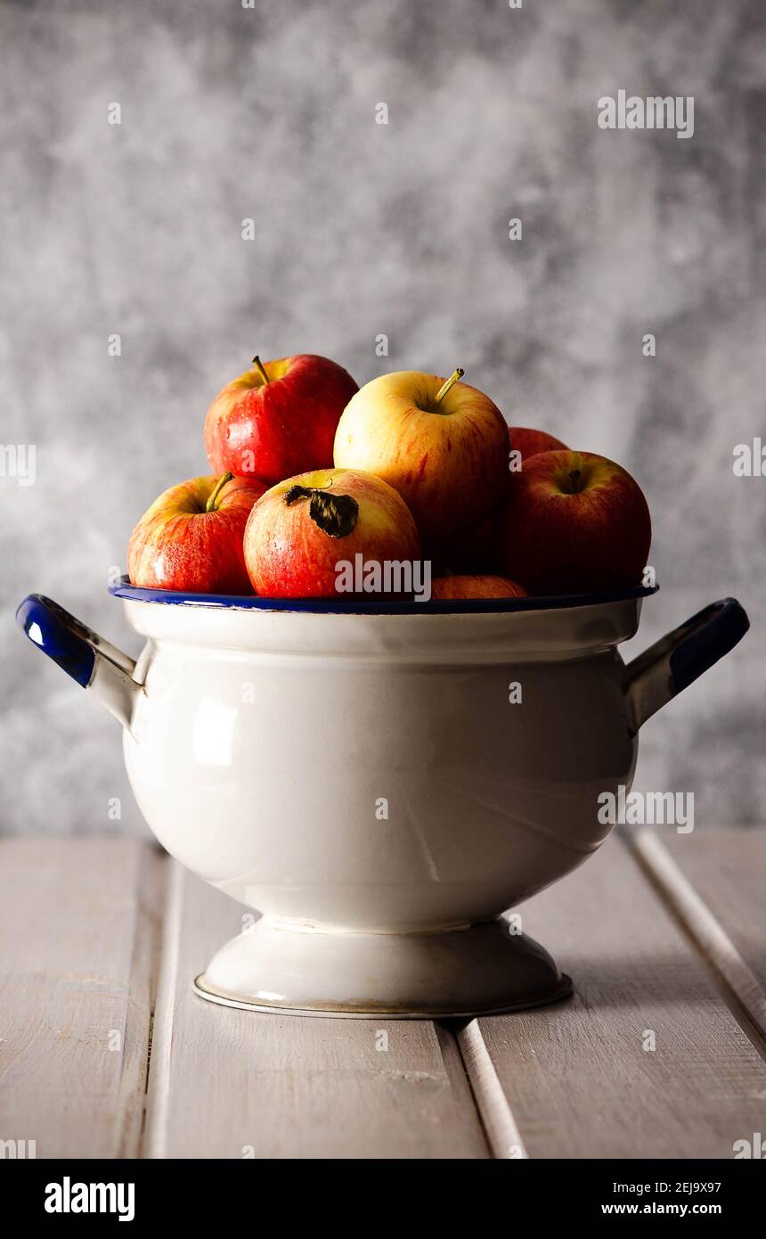 https://c8.alamy.com/comp/2EJ9X97/red-apples-in-an-antique-tureen-on-a-white-and-grey-backdrop-2EJ9X97.jpg