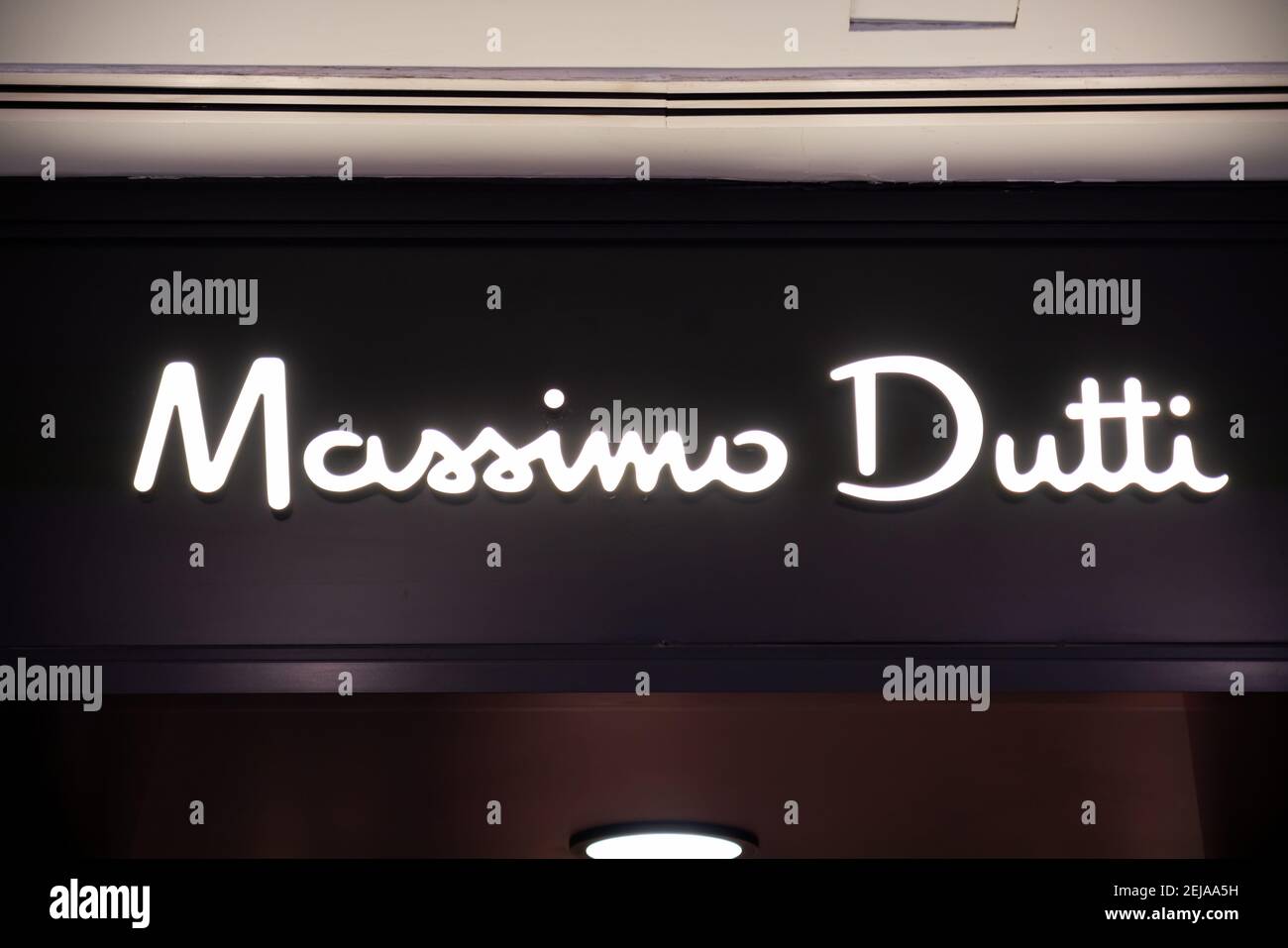 Massimo Dutti logo seen in Shanghai Stock Photo - Alamy