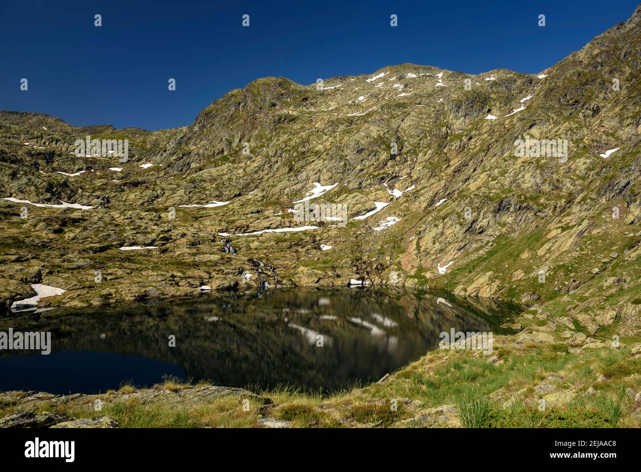 Estany Inferior de la Gallina (lake), in the Gallina mountain circus (Alt Pirineu Natural Park, Pyrenees, Catalonia, Spain) Stock Photo