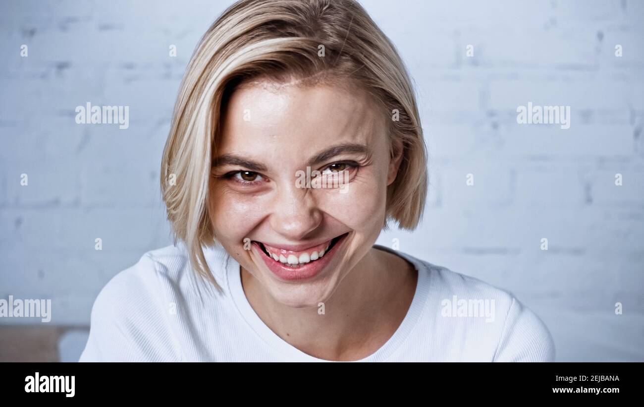 Happy blonde woman smiling hi-res stock photography and images - Alamy