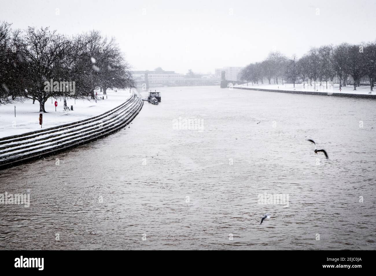 Snowing over the River Trent. A view from Trent Bridge on a cold day in winter with snow falling. Nottingham, England, UK Stock Photo