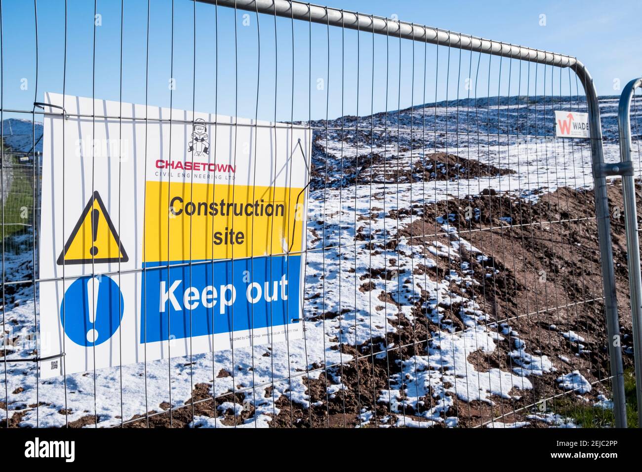 Security fencing and a Keep Out sign at a construction site where building work has not yet commenced. Nottinghamshire, England, UK Stock Photo