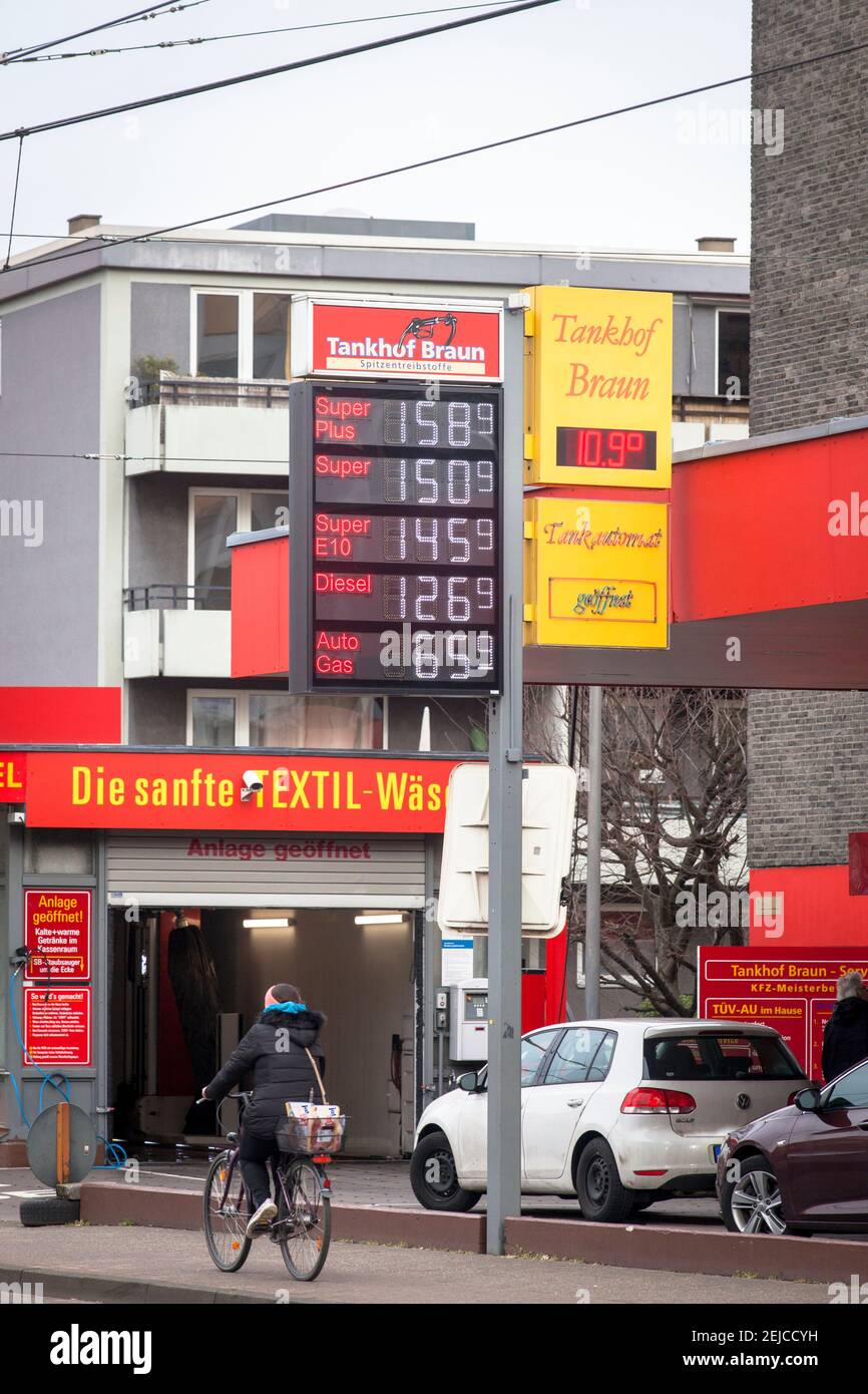 petrol station and car workshop on Iltisstrasse in the Ehrenfeld district of Cologne, Germany.  Tankstelle und KFZ-Werkstatt an der Iltisstrasse im St Stock Photo