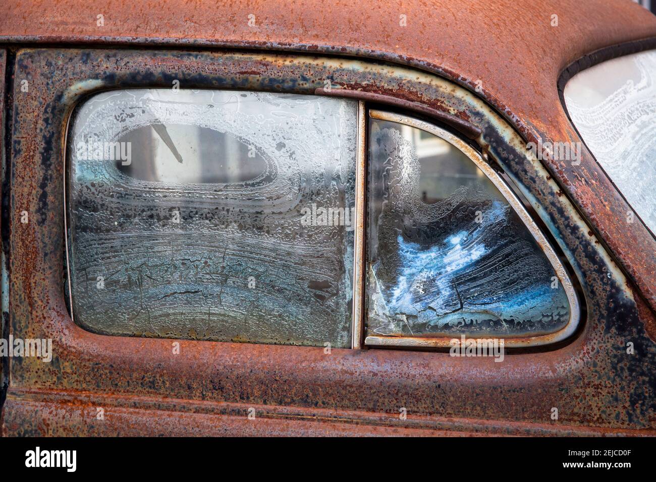 iced window of a rusted Pontiac 6 from the 1930s, classic car, window.  vereiste Scheibe eines verrosteten Pontiac 6 aus den 1930er Jahren, Auto, Oldt Stock Photo