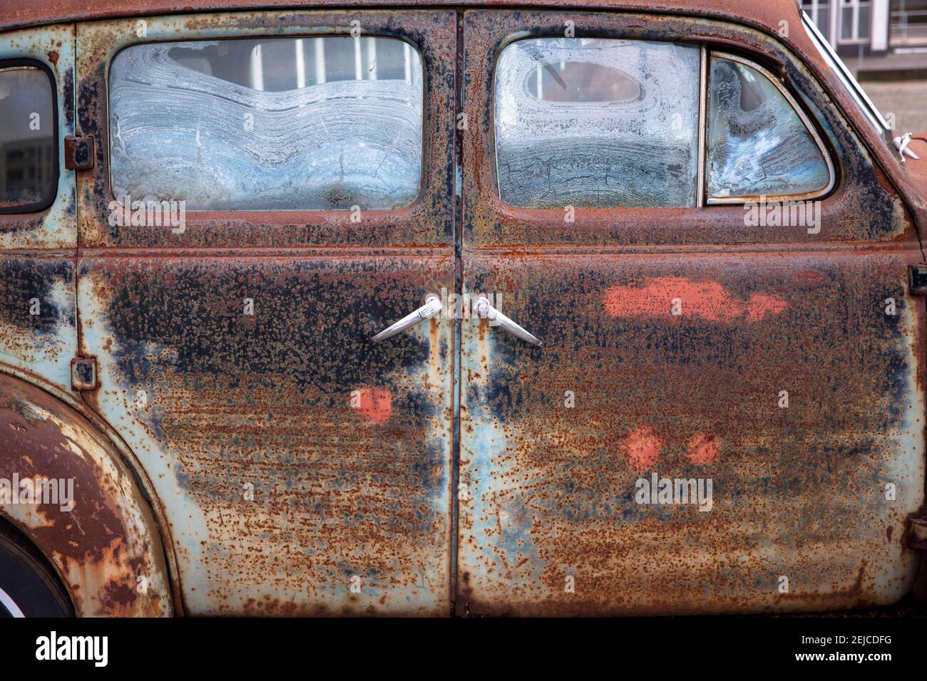 iced windows of a rusted Pontiac 6 from the 1930s, classic car, window.  vereiste Scheiben eines verrosteten Pontiac 6 aus den 1930er Jahren, Auto, Ol Stock Photo