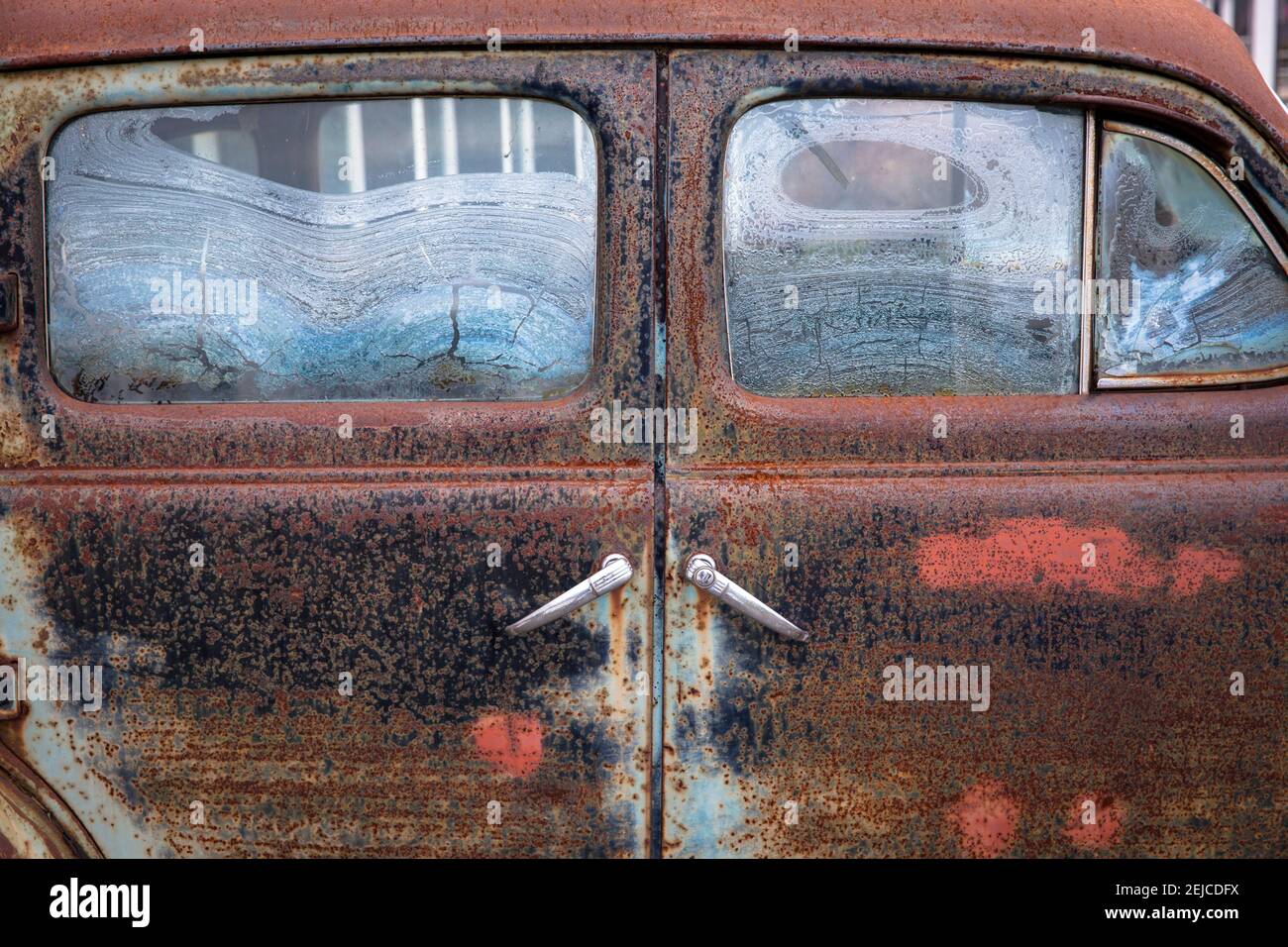 iced windows of a rusted Pontiac 6 from the 1930s, classic car, window.  vereiste Scheiben eines verrosteten Pontiac 6 aus den 1930er Jahren, Auto, Ol Stock Photo