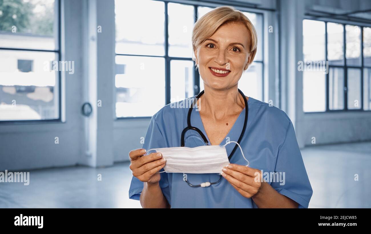 Mature doctor in mask hi-res stock photography and images - Alamy