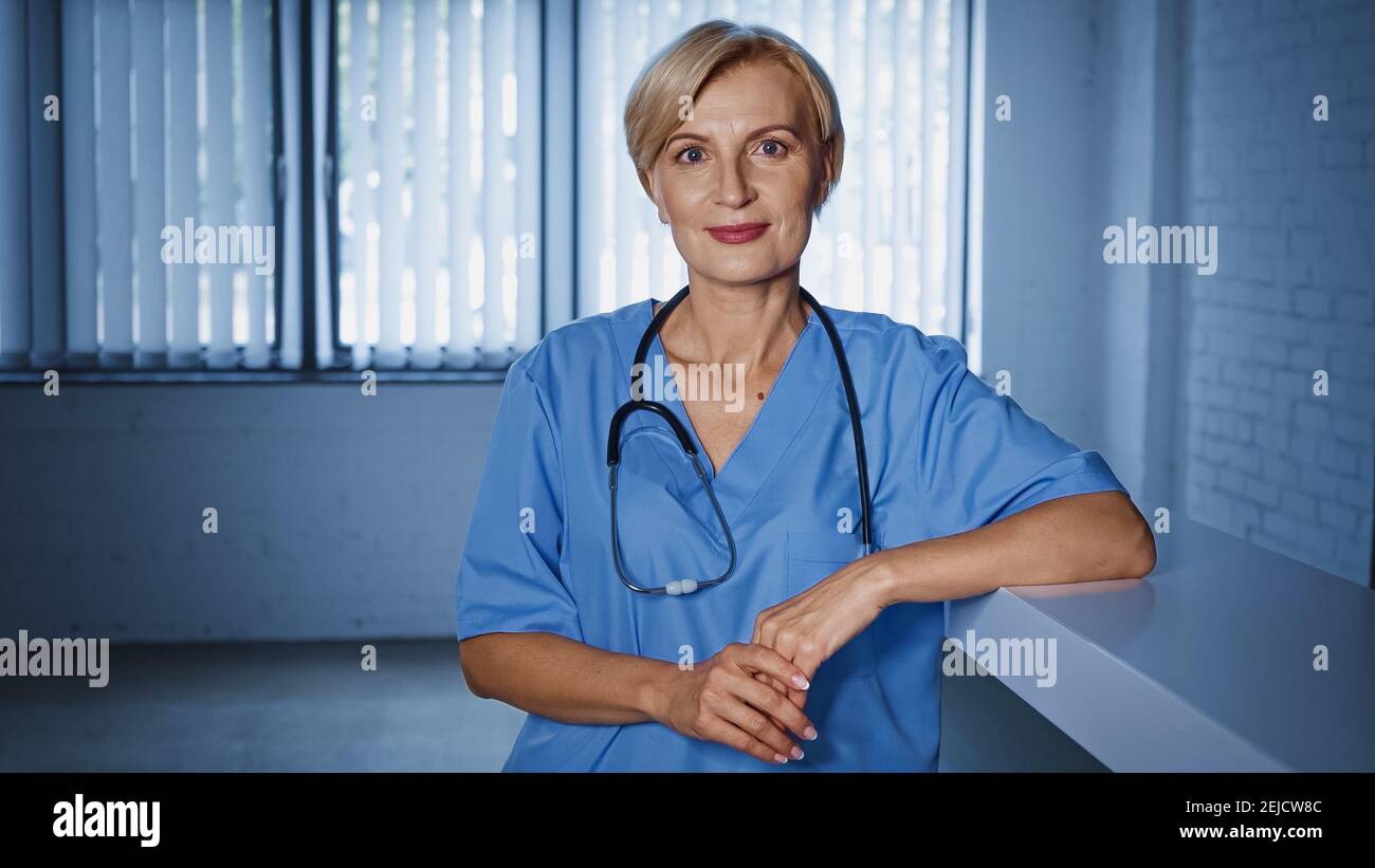 Middle aged doctor hi-res stock photography and images - Alamy