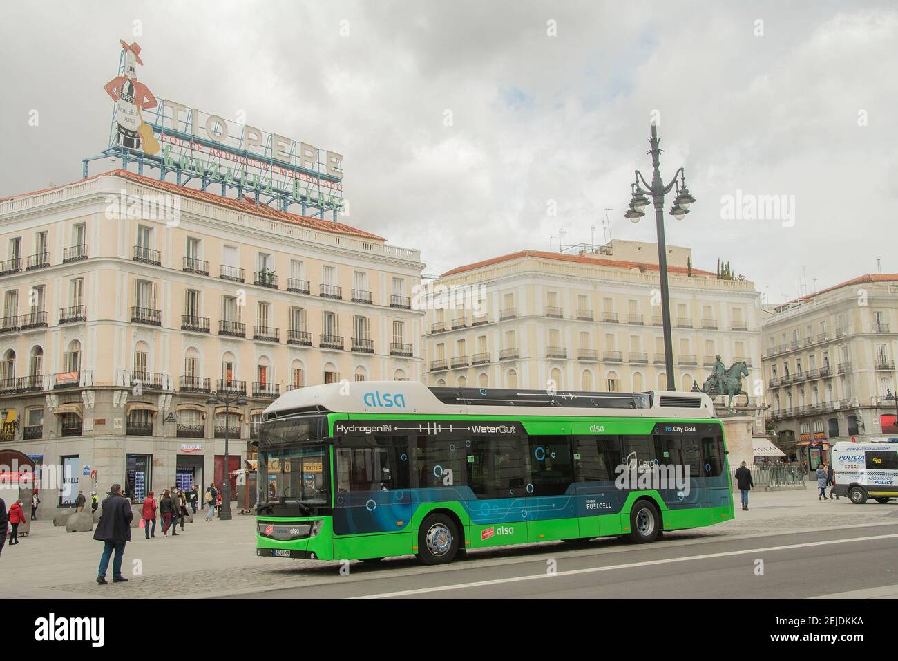 The Community of Madrid has presented this Monday the first hydrogen bus that will circulate in Spain, a vehicle that uses an electric propulsion system with a fuel cell powered by hydrogen. It is 'an innovative technology with zero CO2 emissions and guarantees autonomy that allows the bus to operate on a standard urban line without stoppages. At the event, in Puerta del Sol, the regional president, Isabel Díaz Ayuso, the Minister of Transport, Mobility and Infrastructure, Ángel Garrido, and the President of Alsa, Jorge Cosmen. 'Today the Community of Madrid begins to test the transport of the Stock Photo