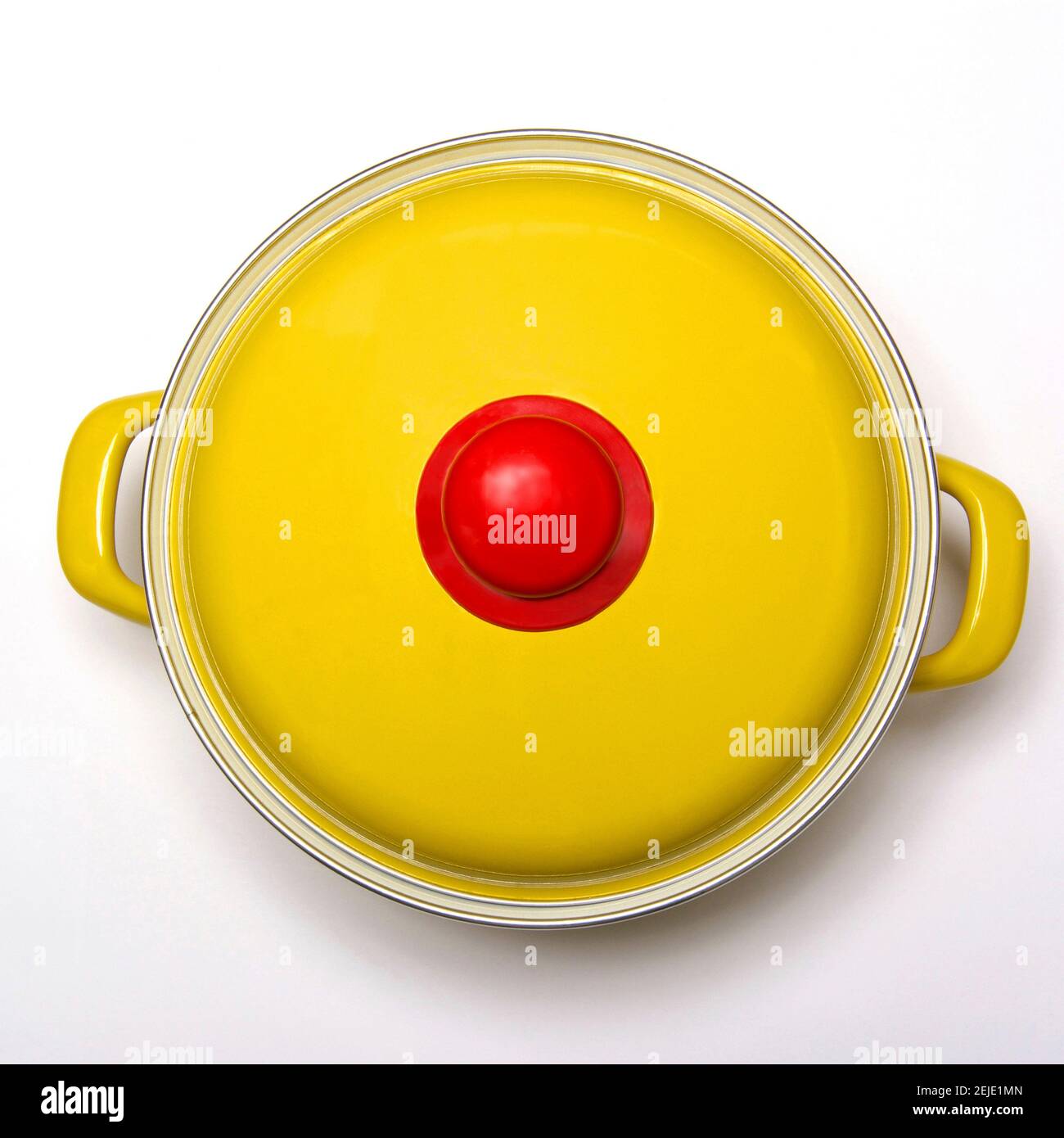 https://c8.alamy.com/comp/2EJE1MN/yellow-saucepan-with-lid-on-white-background-2EJE1MN.jpg