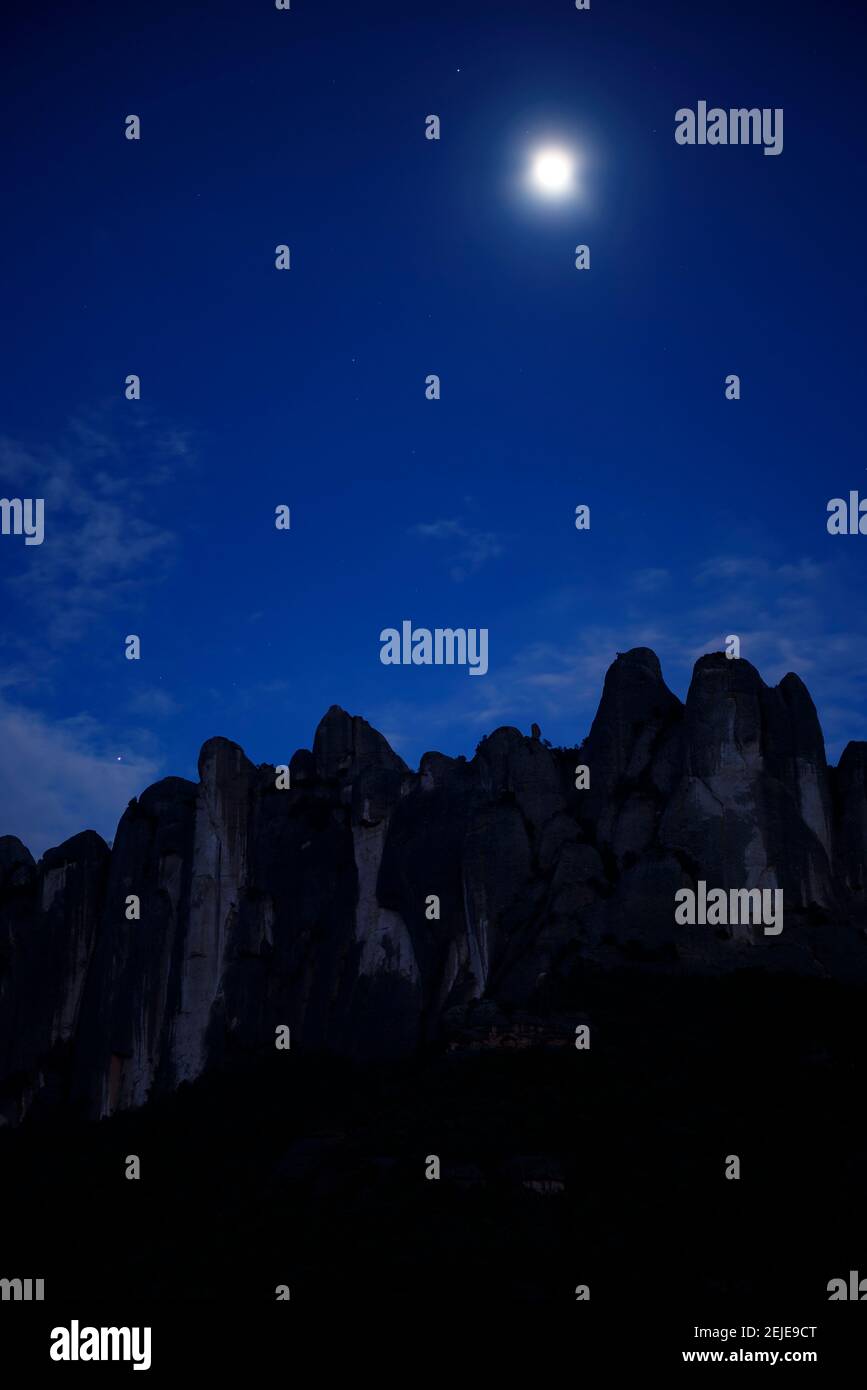 paisaje vista montaña y luna en el cielo por la noche diseño gráfico  ilustración vectorial 7762556 Vector en Vecteezy, image size:867x1390