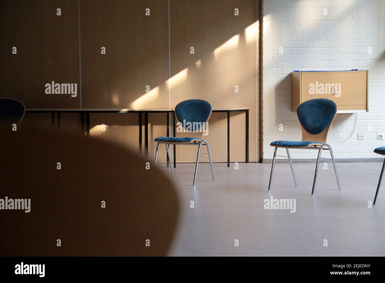 Chairs in a circle hires stock photography and images Alamy