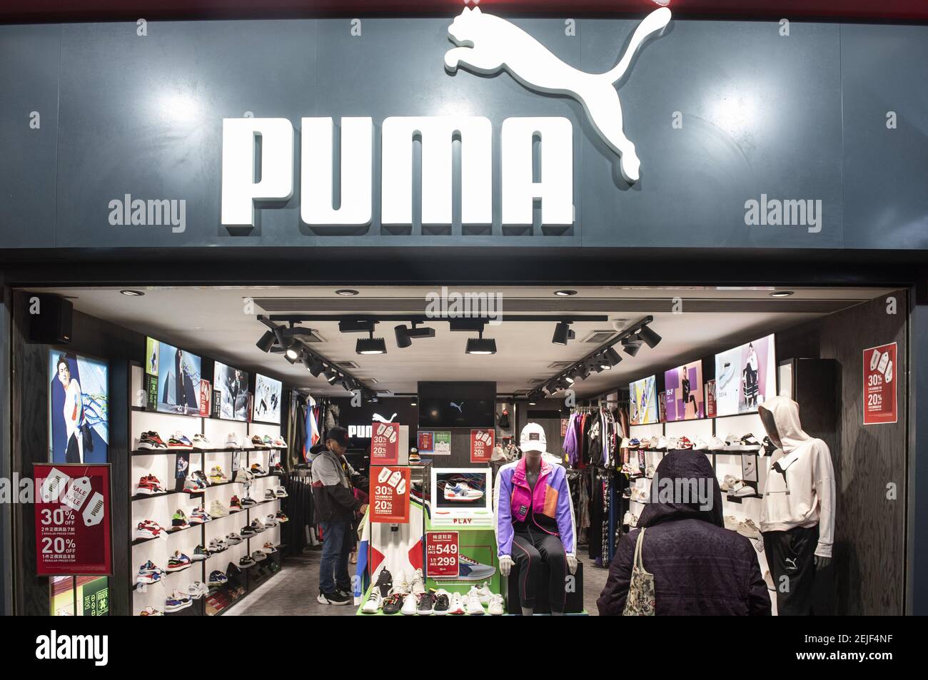 Muestra Deformar Golpeteo German multinational sportswear brand Puma store and logo in Hong Kong.  (Photo by Budrul Chukrut / SOPA Images/Sipa USA Stock Photo - Alamy