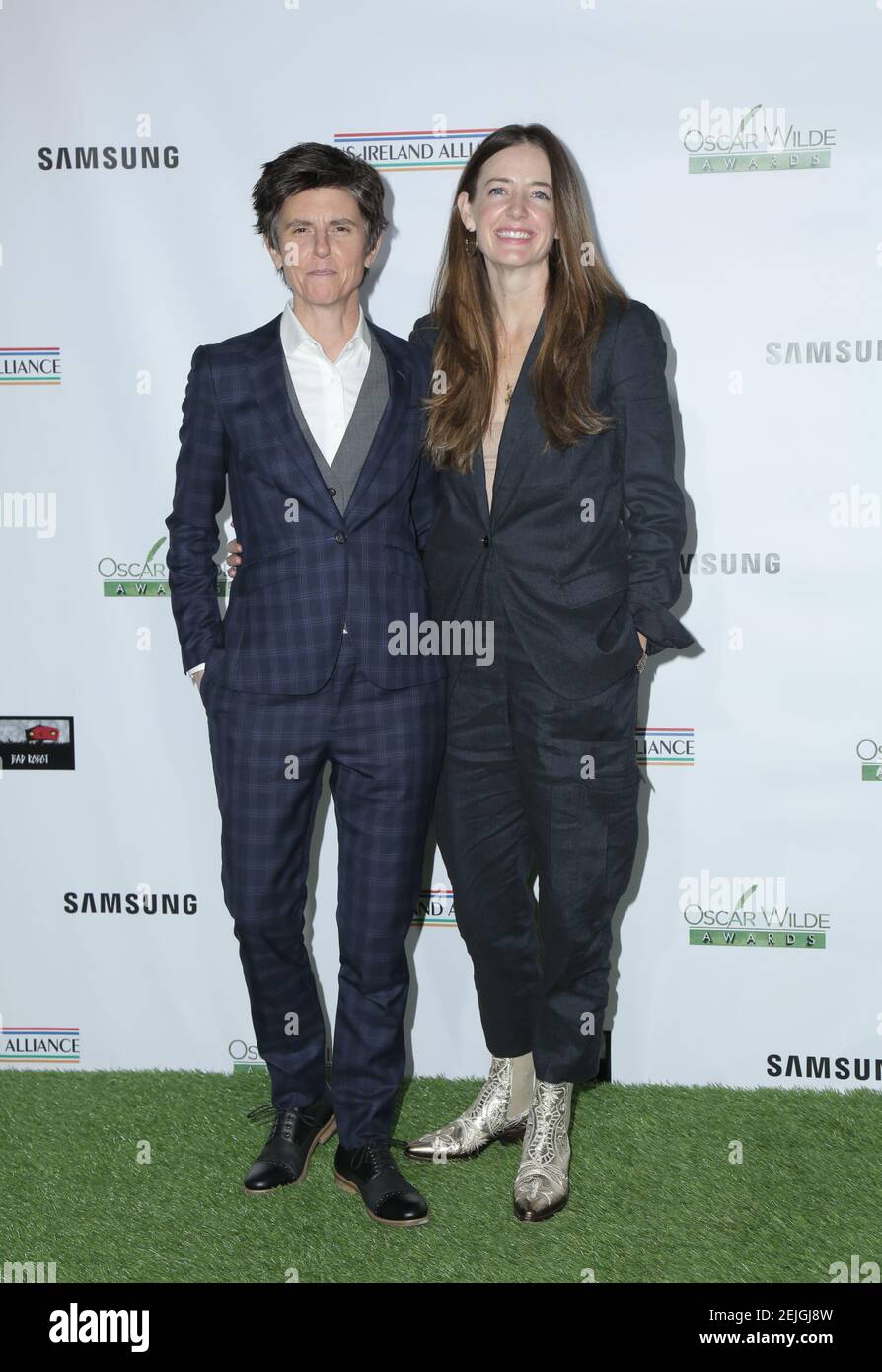 Tig Notaro and Stephanie Allynne walking the red carpet at the Oscar