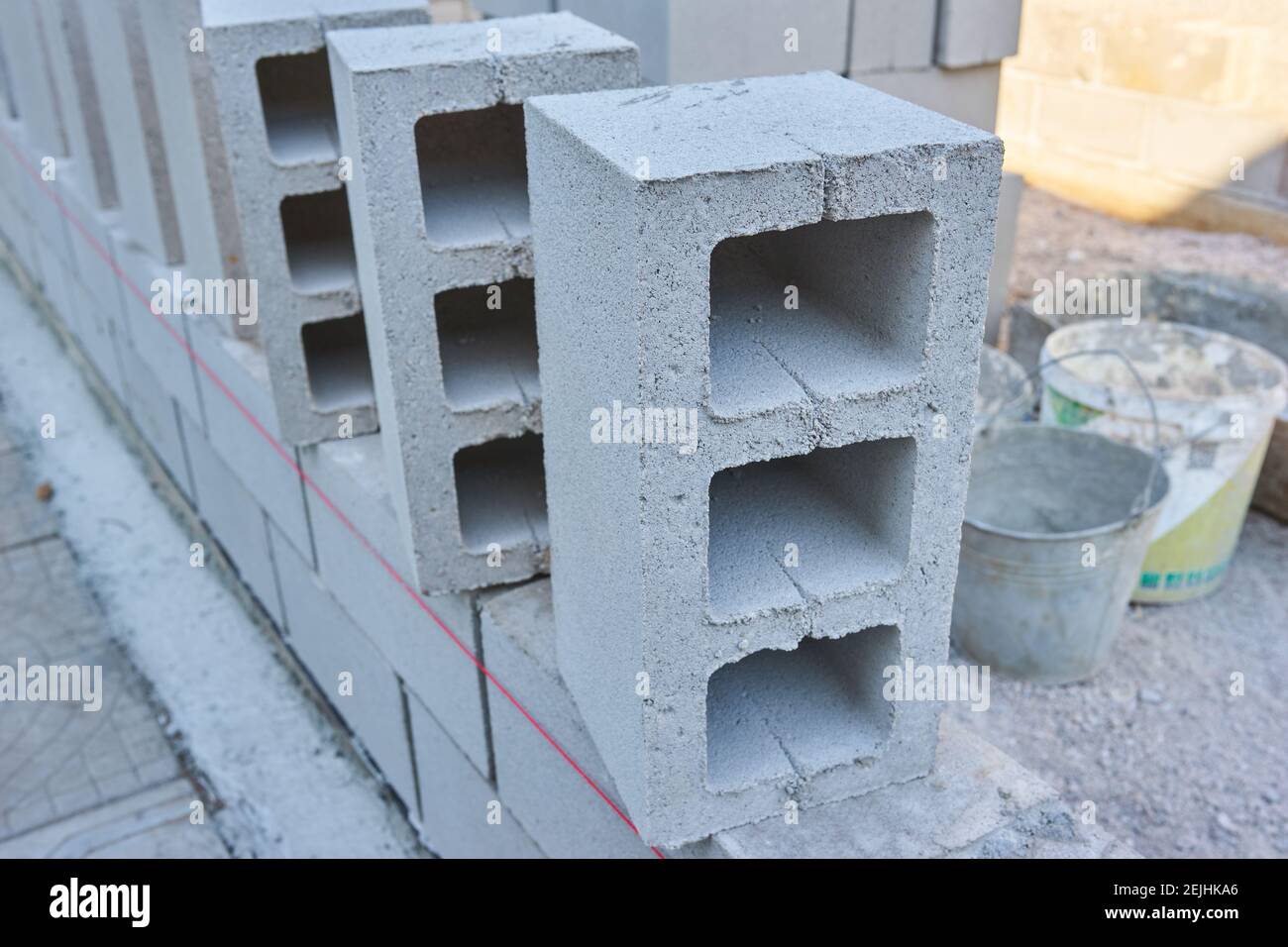 Cinder blocks hi-res stock photography and images - Alamy